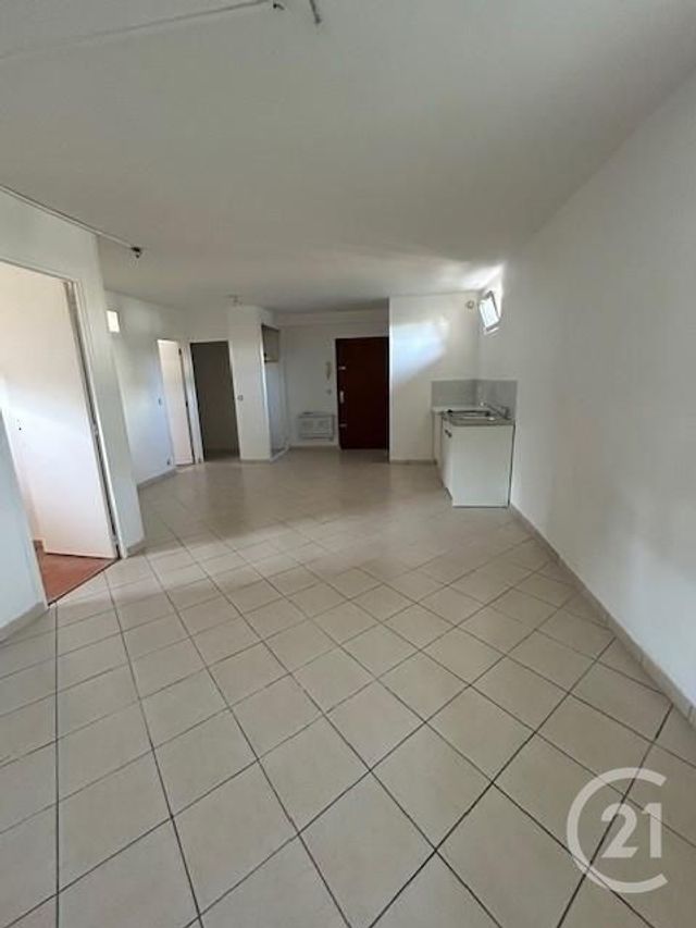 Appartement F3 à louer - 2 pièces - 52.25 m2 - COULOMMIERS - 77 - ILE-DE-FRANCE - Century 21 A.S.M.